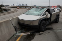 Cybertruck v Houstonu selhal na křižovatce: Matka s dítětem skončila v betonu místo na silnici