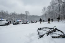 Útok kuší v americké rodině: Otec přežil střelu do obličeje, syn skončil ve sněhu