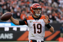 Ekonomická logika za smlouvou 41letého Flacca: Když zkušenost překonává věk