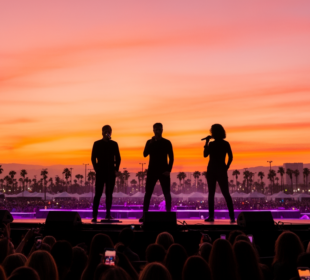 Návrat The xx na Coachella: Když se intimní indie trio setkává s kalifornským sluncem